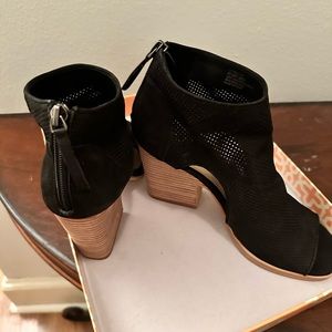 Vince Camuto open toe perforated leather bootie. block heel, Black size 6.5.